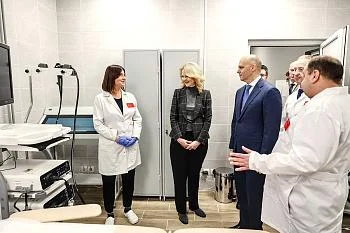 Татьяна Голикова и Алексей Беспрозванных осмотрели поликлинику, которая откроется в январе Татьяна Голикова и Алексей Беспрозванных осмотрели поликлинику, которая откроется в январе