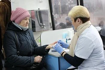 За четыре часа кровь на сахар проверили около трехсот жителей региона За четыре часа кровь на сахар проверили около трехсот жителей региона